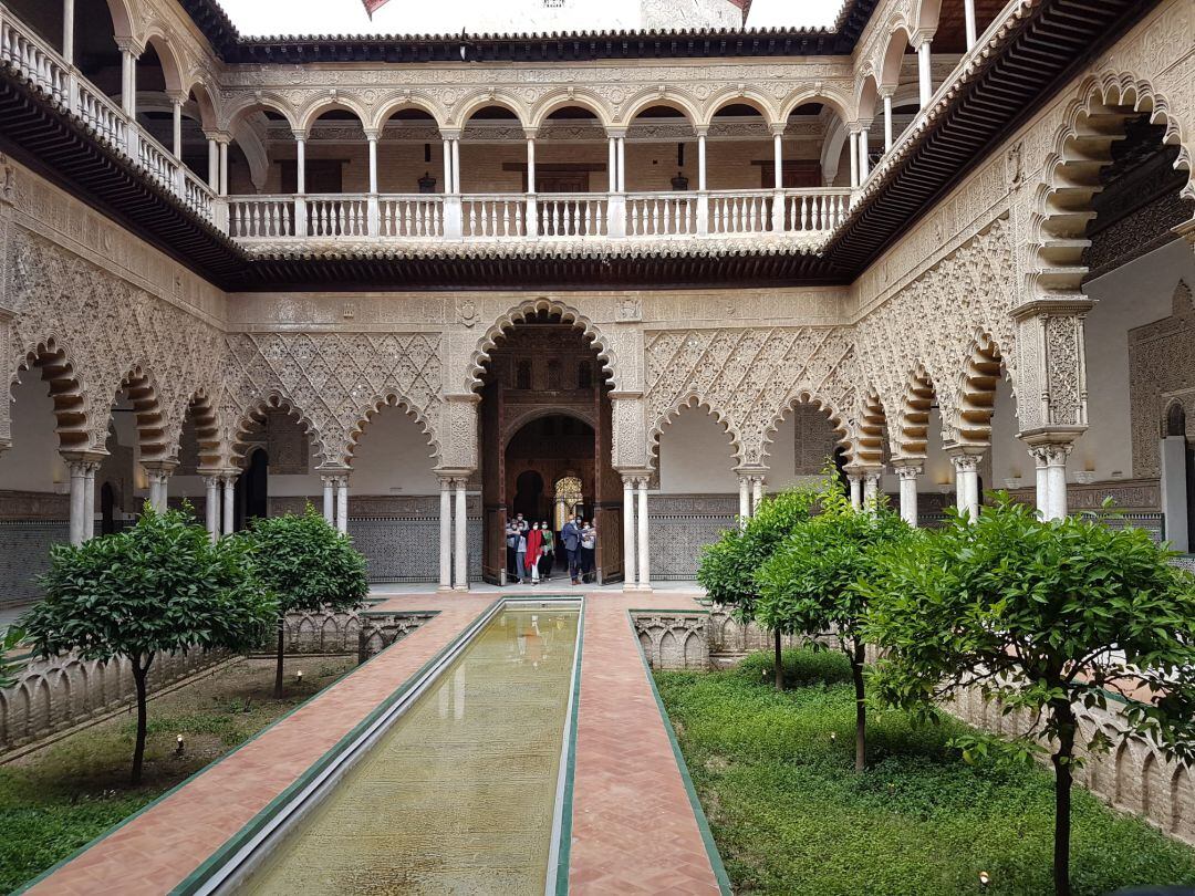 El delegado de turismo ha abierto simbólicamente una de las puertas del patio de las Doncellas del Alcázar 