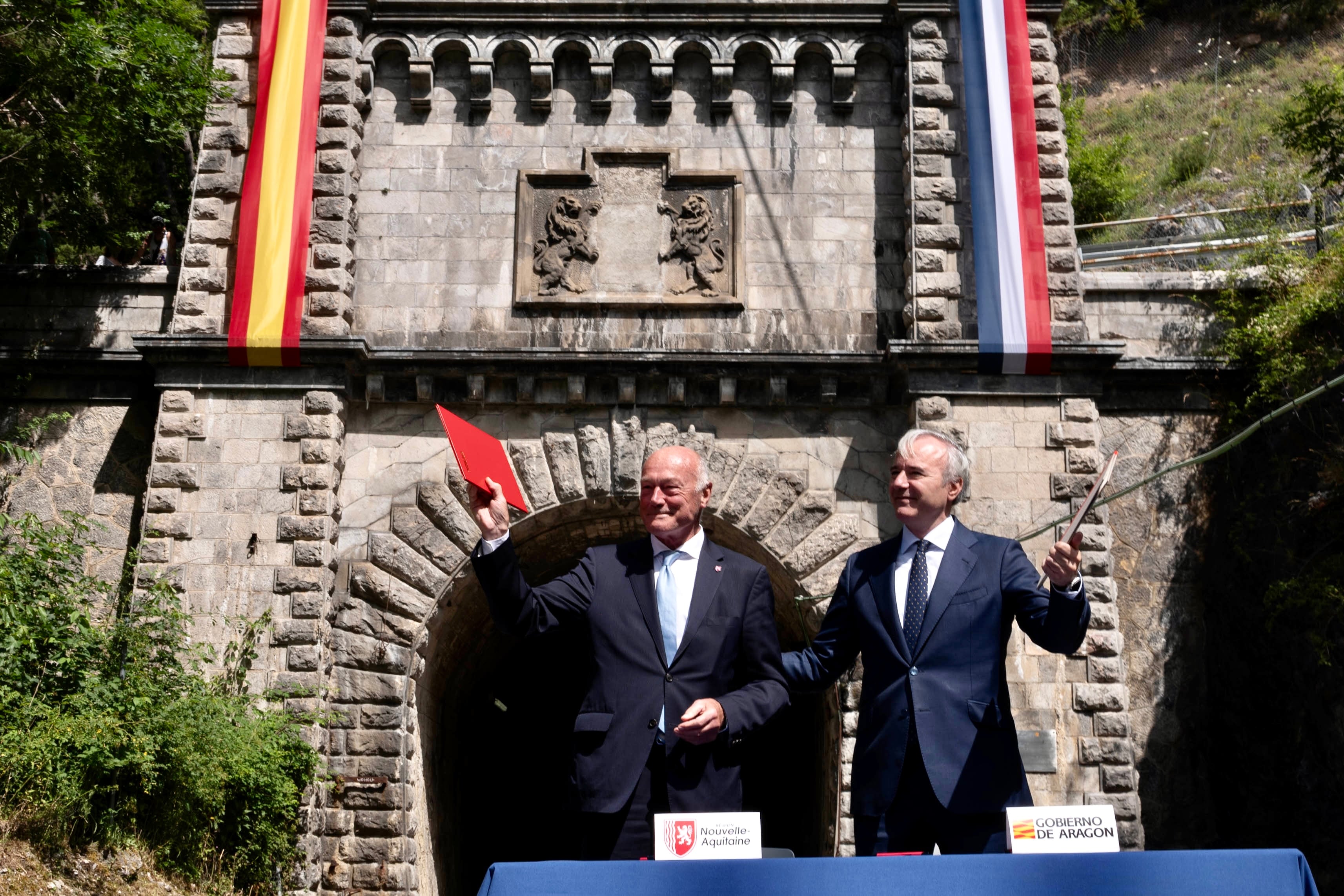 El presidente de Nueva Aquitania, Alain Rousset, y el presidente de Aragón, Jorge Azcón, en la firma del texto en defensa de la reapertura del Canfranc