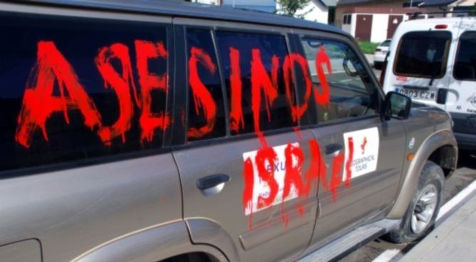 Uno de los vehículos lleno de pintadas