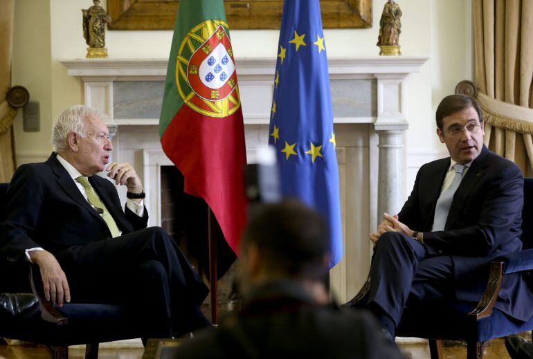 El ministro español de Asuntos Exteriores, José Manuel García-Margallo, en una entrevista con el primer ministro de Portugal, Pedro Passos Coelho