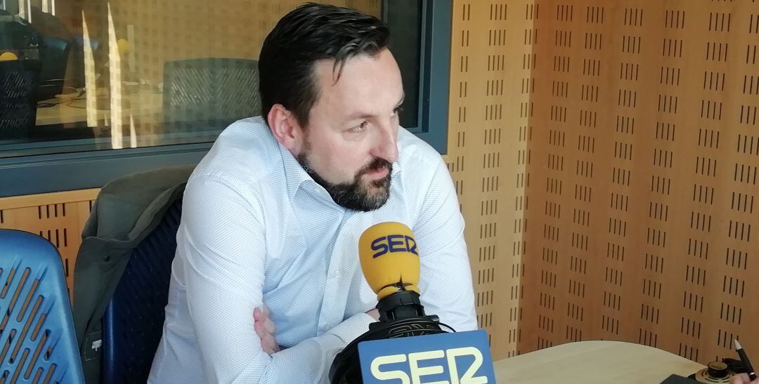 El candidato de Podemos, Miguel Holguín, durante la entrevista