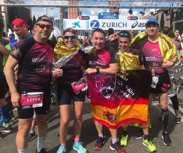 José Francisco Agulló junto a un grupo de compañeros en la meta de la Maratón de Barcelona