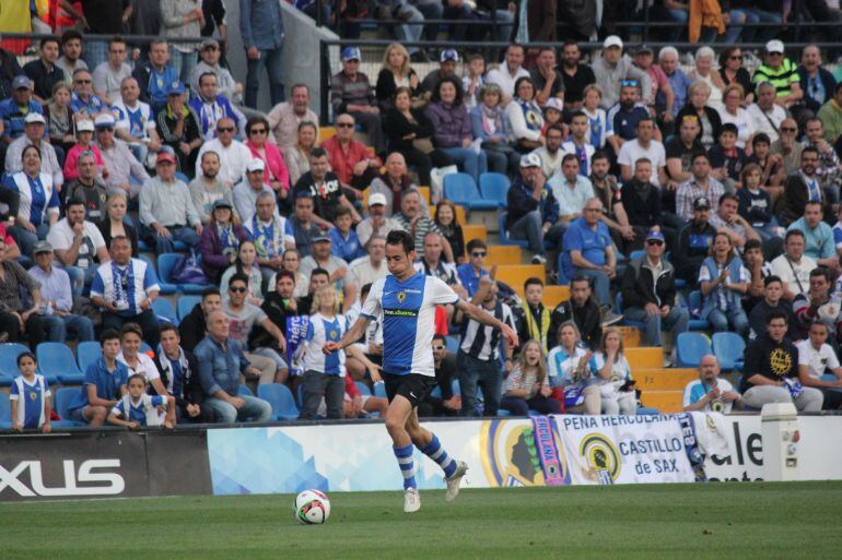 Los aficionados del Hércules miran a David Maiz, en un lance del partido ante Olot