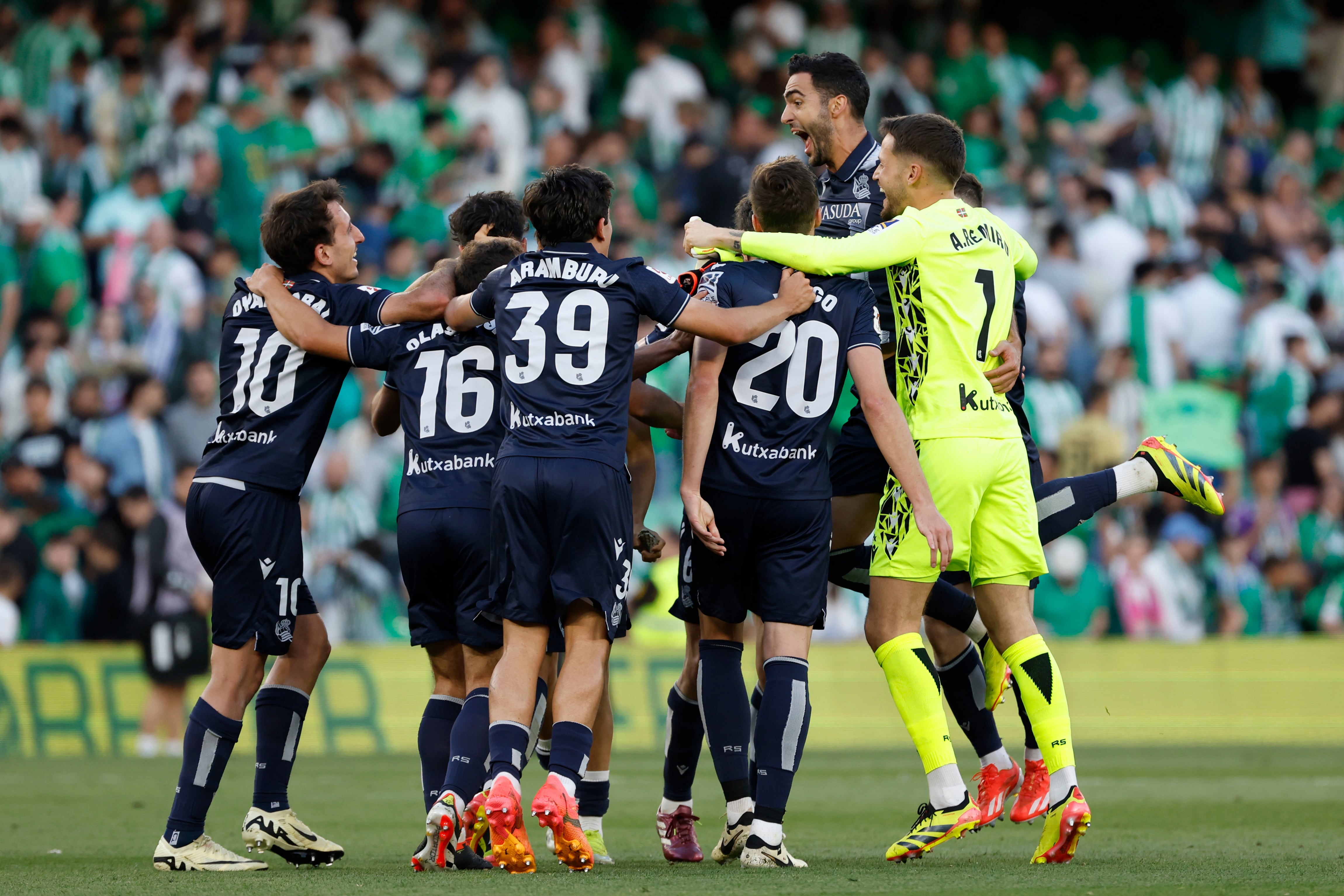 SEVILLA, 19/05/2024.- Los jugadores de la Real Sociedad celebran el triunfo ante el Real Betis, al término del encuentro correspondiente a la 37 de Primera División que Betis y Real Sociedad han disputado hoy domingo en el estadio Benito Villamarín de Sevilla. EFE/Julio Muñoz
