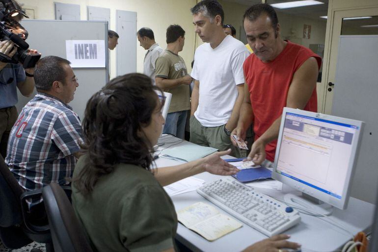 Varias personas se inscriben como parados. EFE/Archivo