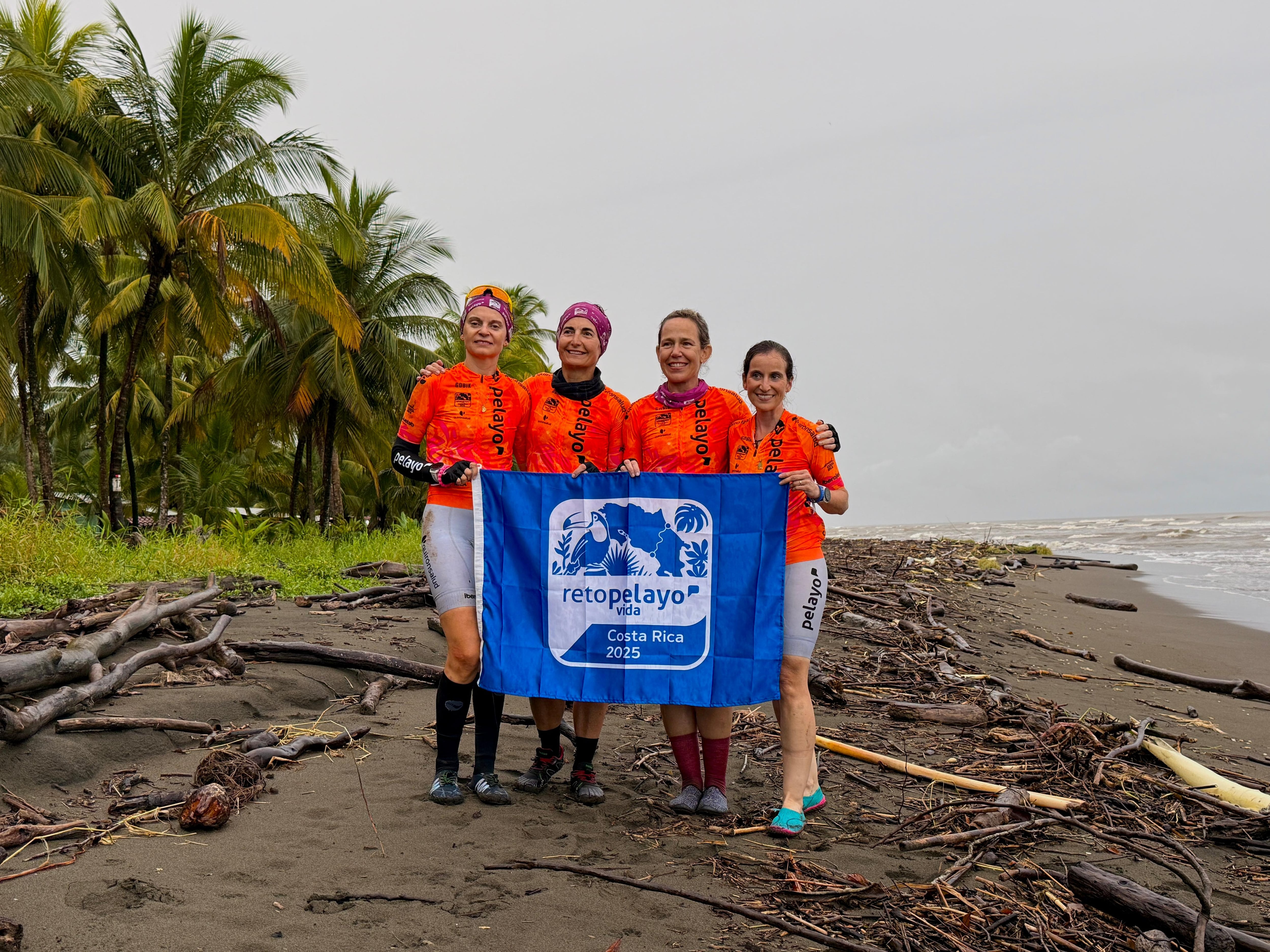 Verónica Guillén, Mapi Morón, Idoia Fernández y Toñi Delgado, supervivientes de cáncer de mama, en el final del Reto Pelayo en Costa Rica