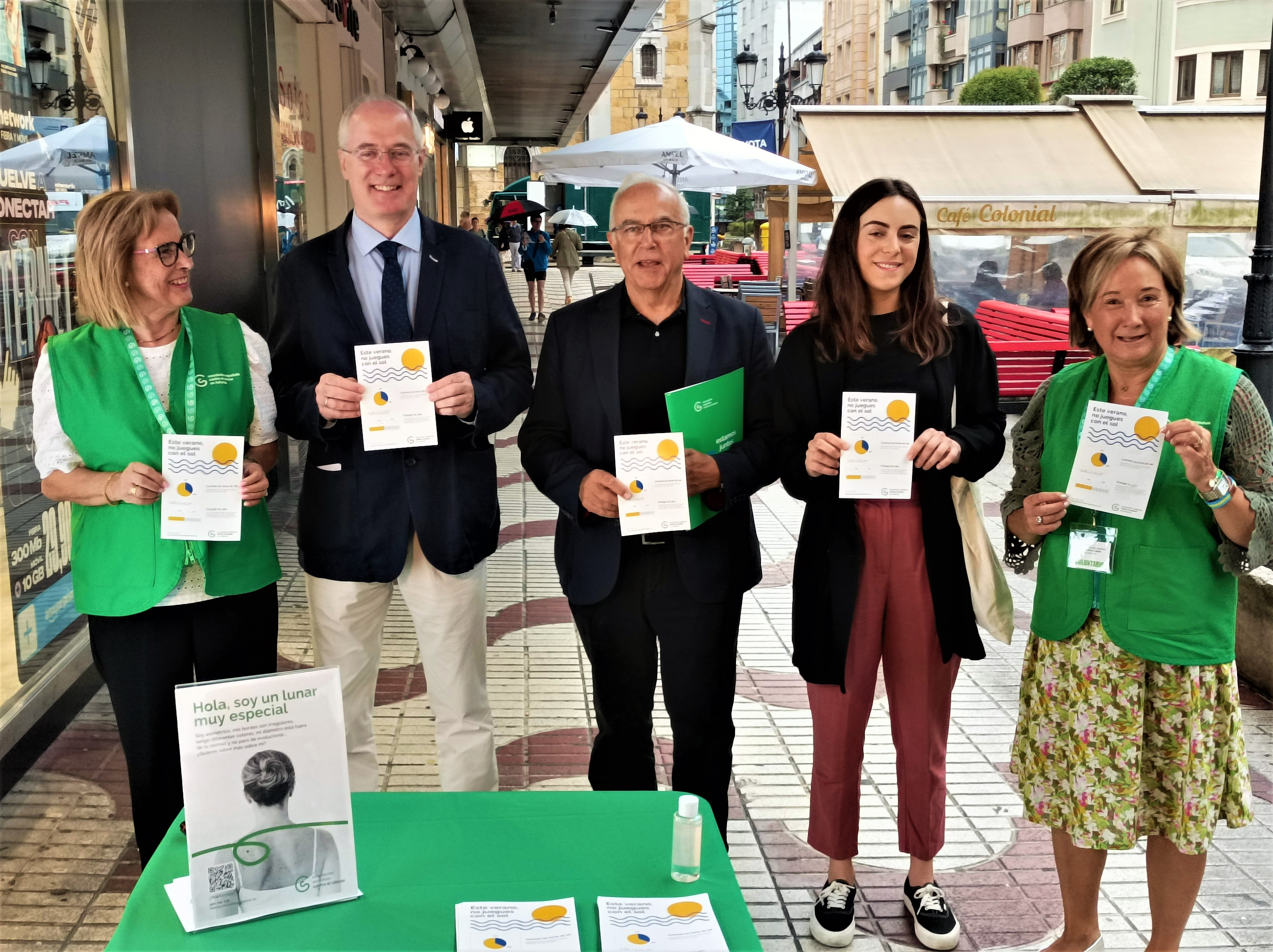 Miembros de la Asociación Española Contra el Cáncer junto a representantes de los colegios de Médicos y Farmacéuticos han asesorado a los transeúntes sobre el cáncer de piel