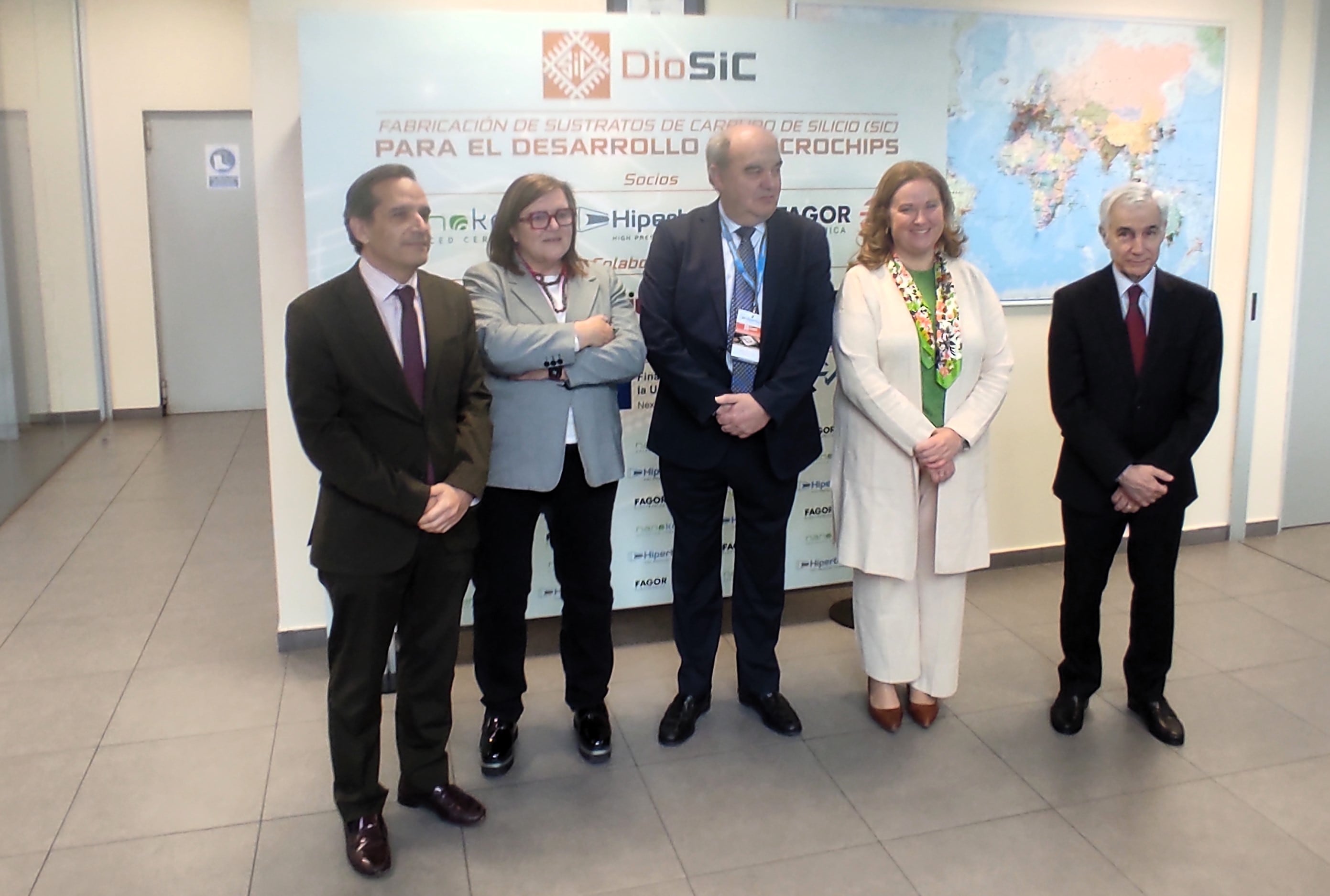 Autoridades en la presentación del proyecto DIOSIC de Hiperbaric para la producción de micro-chips semiconductores. / Foto: Radio Castilla