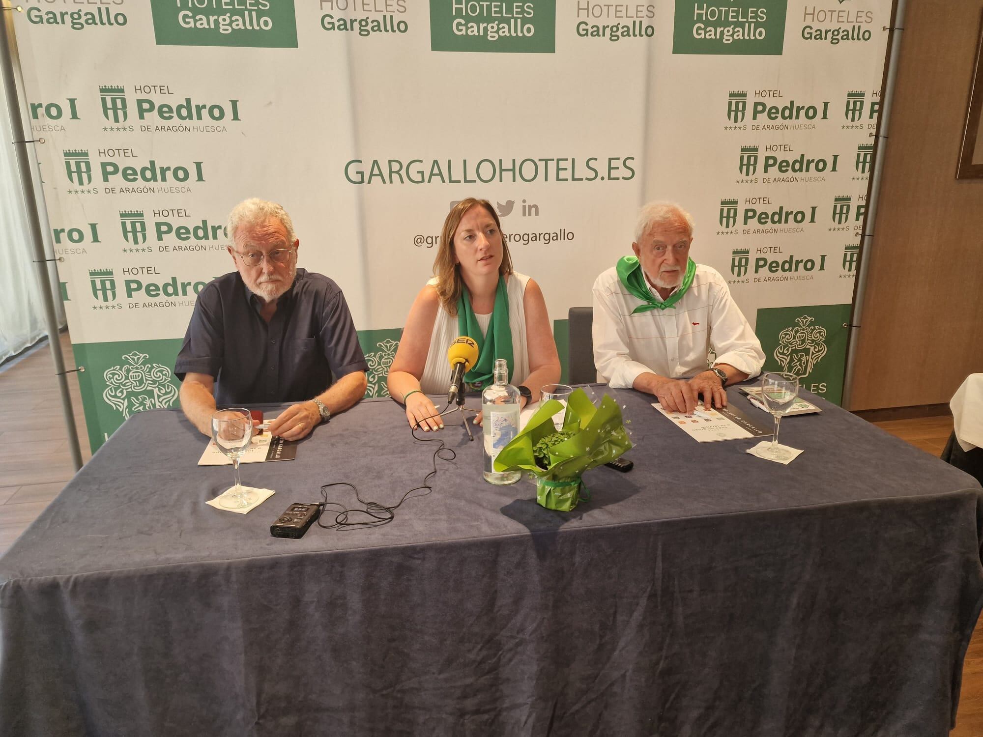 María Rodrigo, Ramón Grasa y Vicente Ascaso, dando a conocer los XXXII premios Albahaca y San Lorenzo de Plata 2022