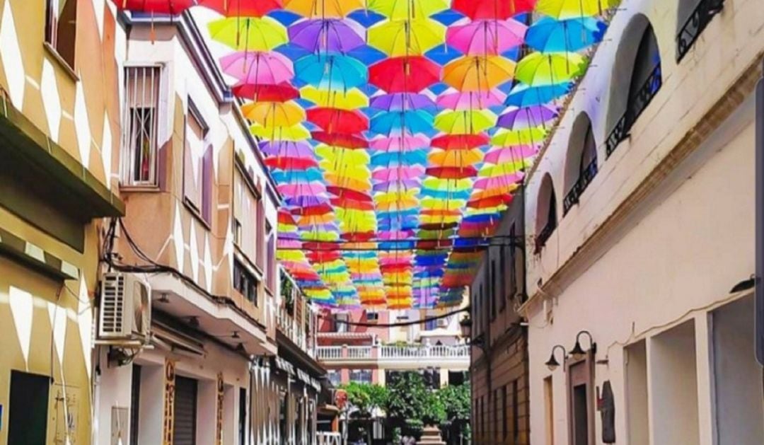 Paraguas en la calle Cadalso.