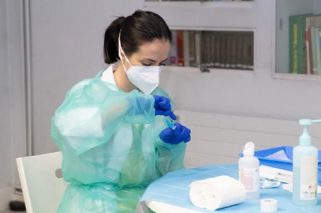 Una sanitaria manipula una vacuna.