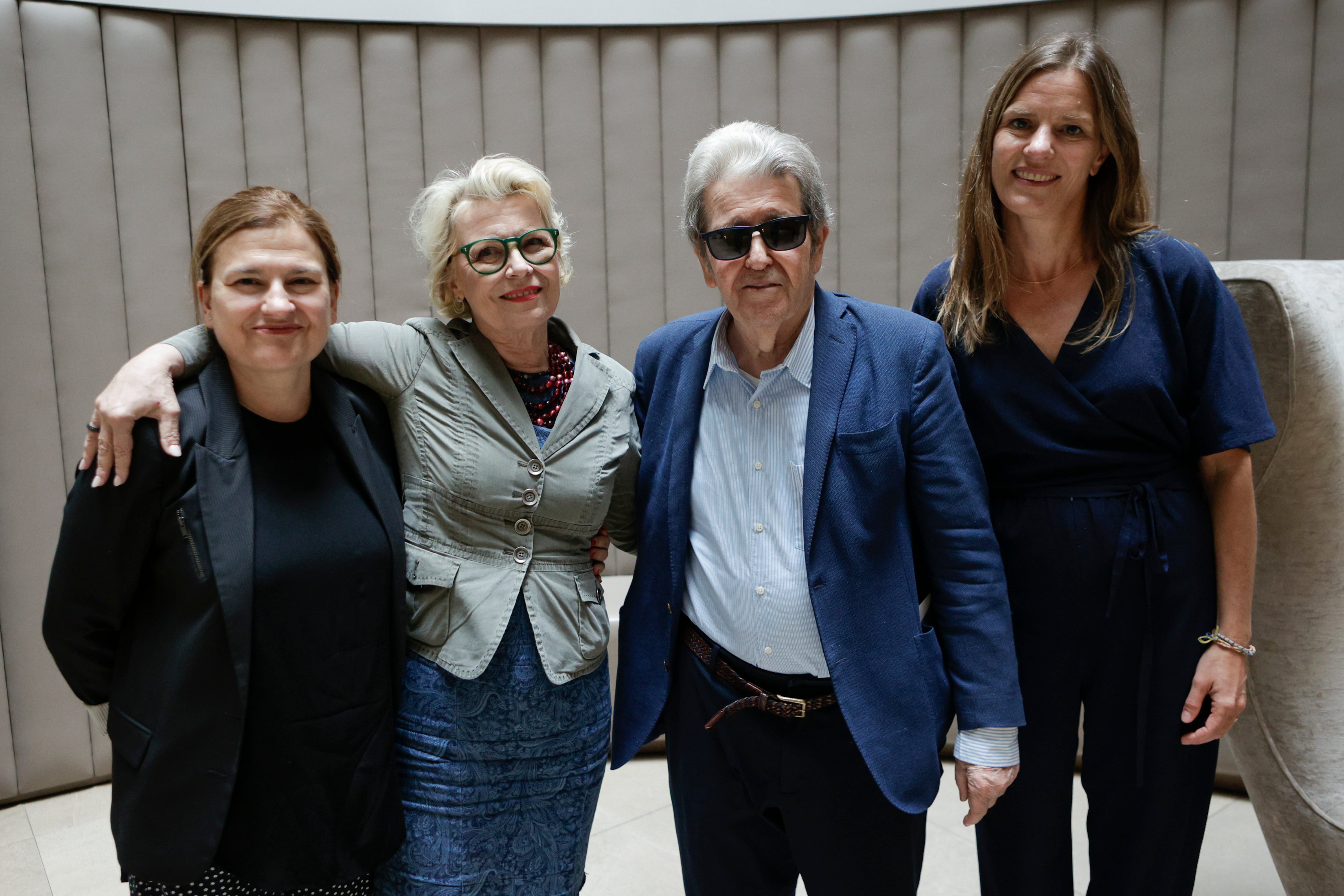 La editora de la escritora estadounidense Patricia Highsmith, Anna von Planta (2i); la representante de sus derechos Susanne Bauknecht (d); la directora editorial de Anagrama, Silvia Sesé (i), y el editor Jorge Herralde (2d). EFE/ Quique García