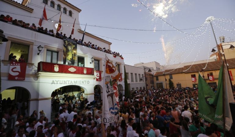 Peñas, vecinos y visitantes esperan frente al balcón consistorial el pregón y chupinazo que dé inicio a sus fiestas