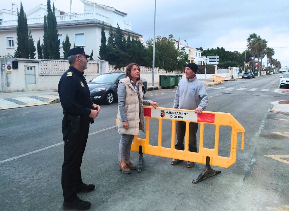 Las autoridades municipales de Oliva visitan las obras de la Vía Ronda.