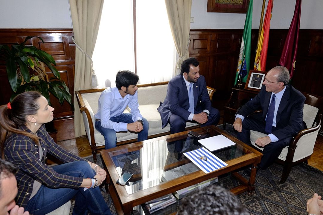 Al Thani, segundo por la derecha, en una visita al alcalde Francisco de la Torre