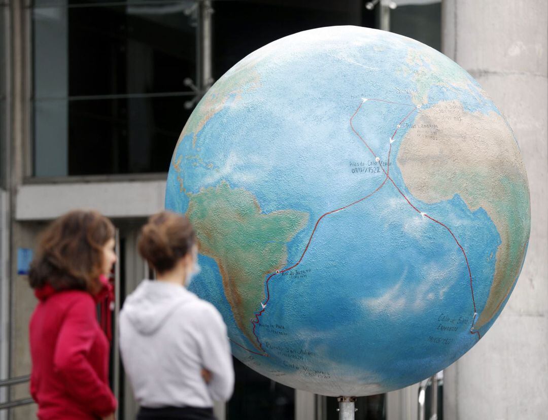 Dos personas observan la bola del mundo con sus océanos en Bilbao, donde este lunes se celebra el Día Mundial de los Océanos. 