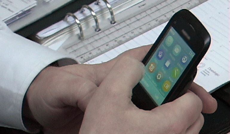 Una persona maneja un teléfono móvil