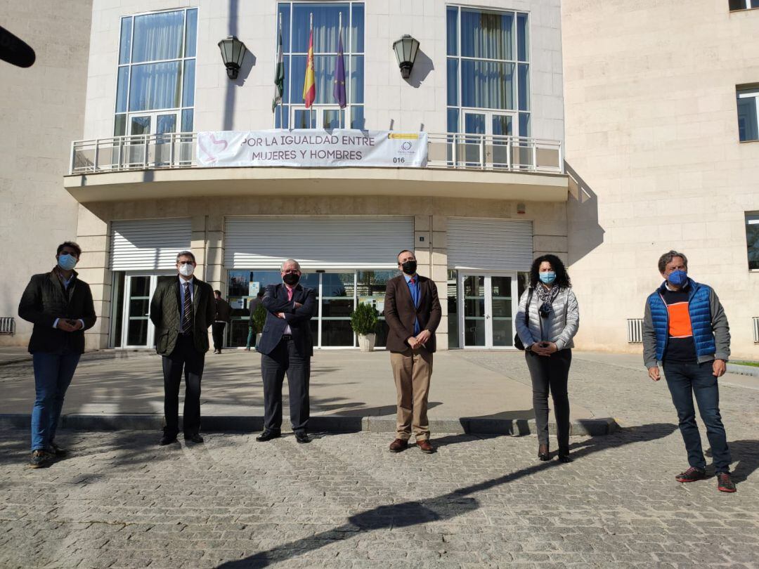 Miembros del PP de Jaén capital a las puertas de la Subdelegación del Gobierno