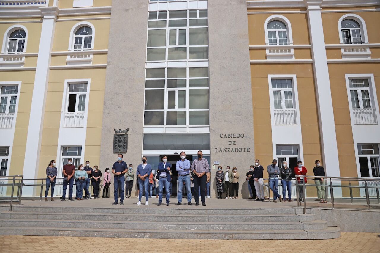 Concentración en la puerta del Cabildo de Lanzarote.