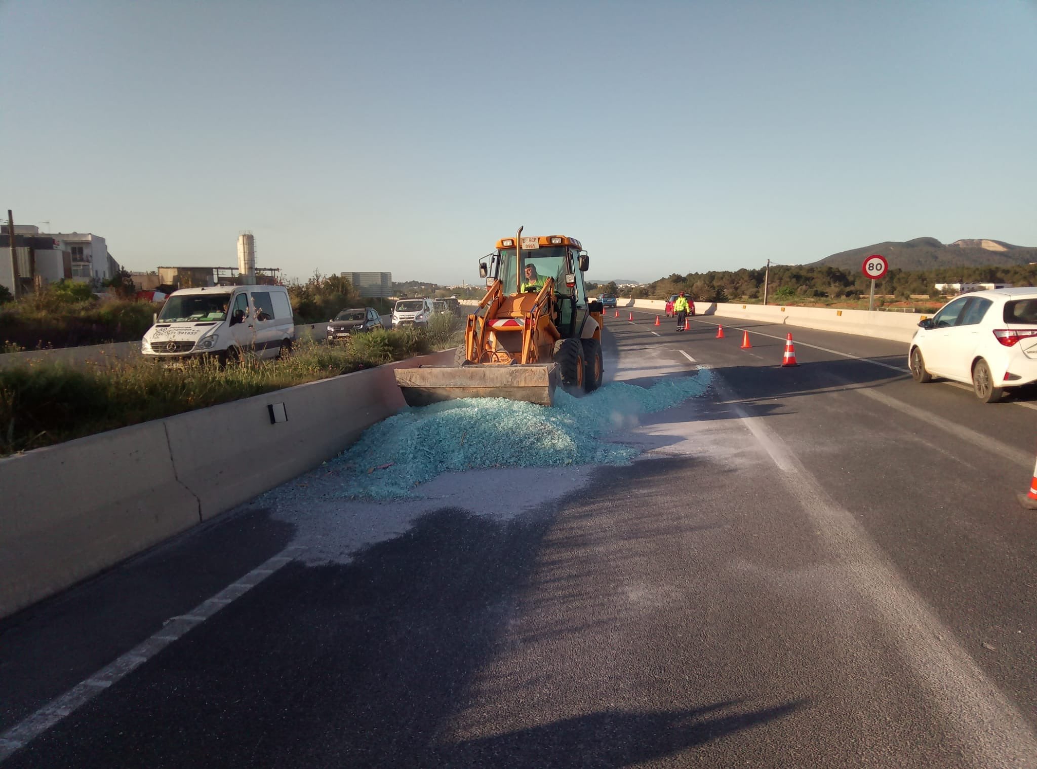 Retirada de la carga tras el accidente en Ibiza (Consell Ibiza)