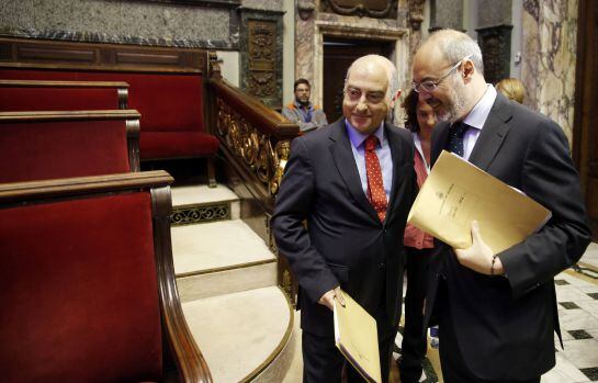 GRA117. VALENCIA, 31/03/2016.- El concejal del PP en el Ayuntamiento de Valencia, Eusebio Monzó (d), y el portavoz, Alfonso Novo, a su llegada hoy al Pleno del Ayuntamiento de Valencia, el primero en el que los nueve concejales del PP investigados por sup