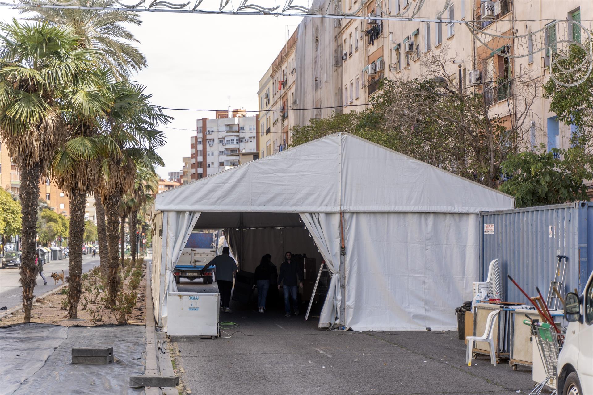 Archivo - Montaje de una carpa durante Fallas - Jorge Gil - Europa Press - Archivo