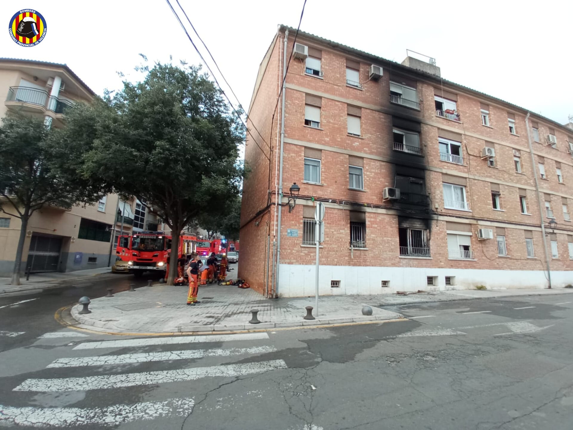 Actuación de los bomberos en el incendio de un edificio en la Plaza Hort de Mora de Xàtiva