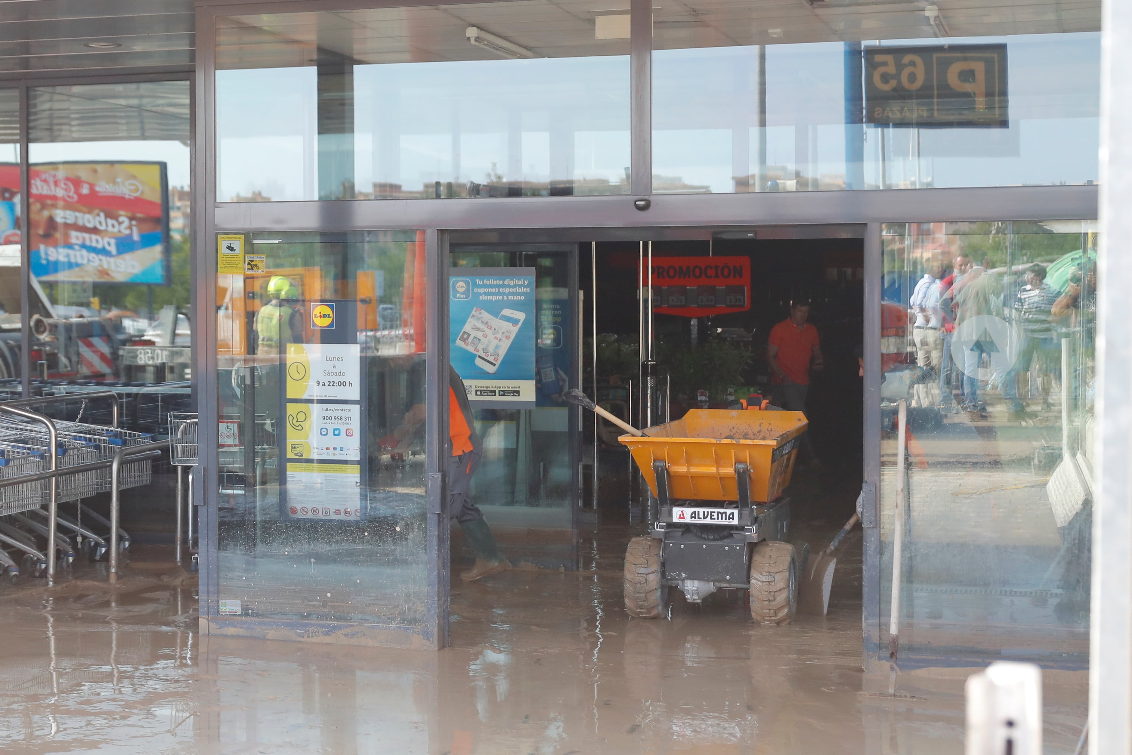 Vista de los daños registrados en el supermercado Lidl por el agua tras la fuerte tormenta caída en Zaragoza el pasado julio