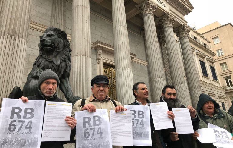 Integrantes del colectivo Marcha Básica, frente al Congreso