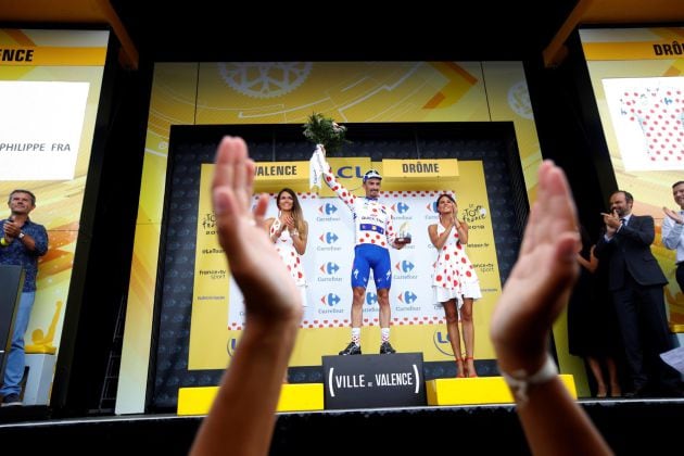 Julian Alaphilippe celebra en el podio el liderato de la clasificación de la montaña tras la decimotercera etapa
