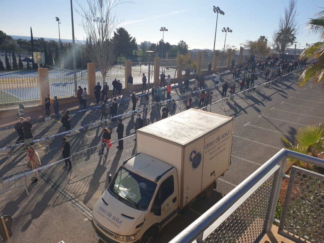 Colas para hacerse las pruebas en Santa Eulària