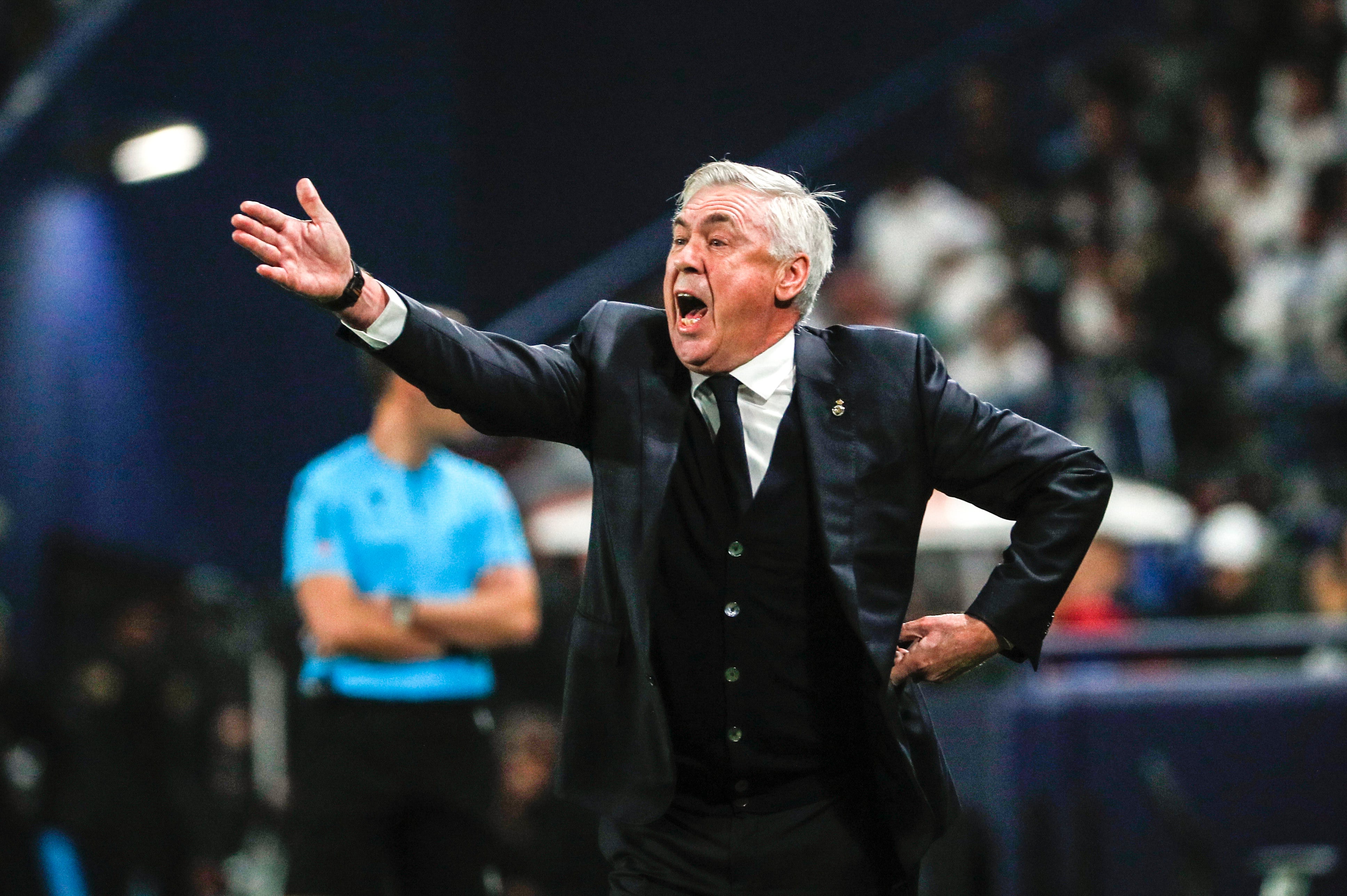 El técnico italiano del Real Madrid, Carlo Ancelotti, da instrucciones a sus jugadores durante la final de la Supercopa de España entre el Real Madrid y el FC Barcelona. (EFE/Juan Carlos Cárdenas)