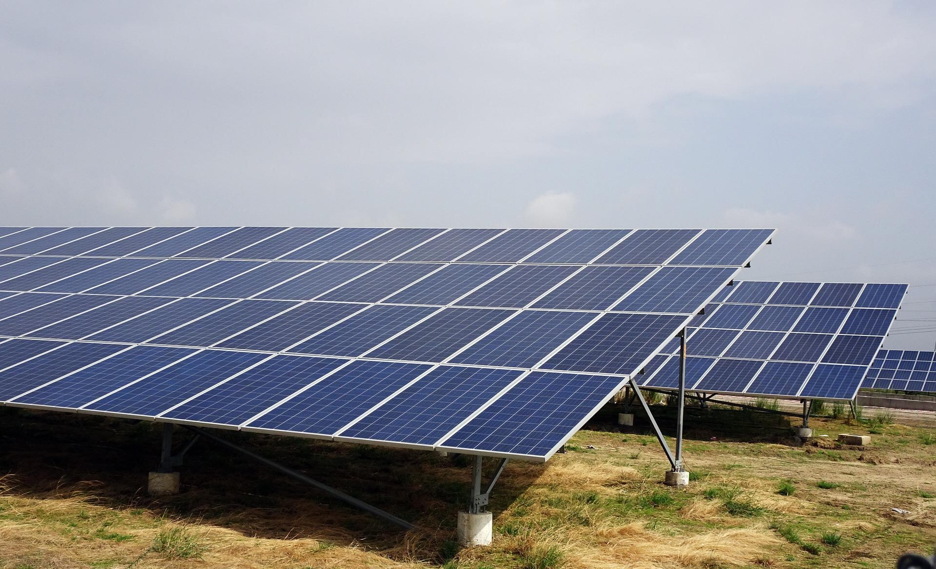 Paneles solares en una imagen de archivo.