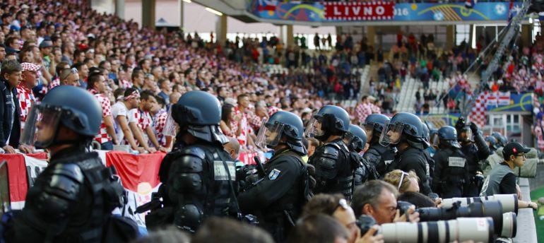 La Policía vigila a los aficionados de Croacia 