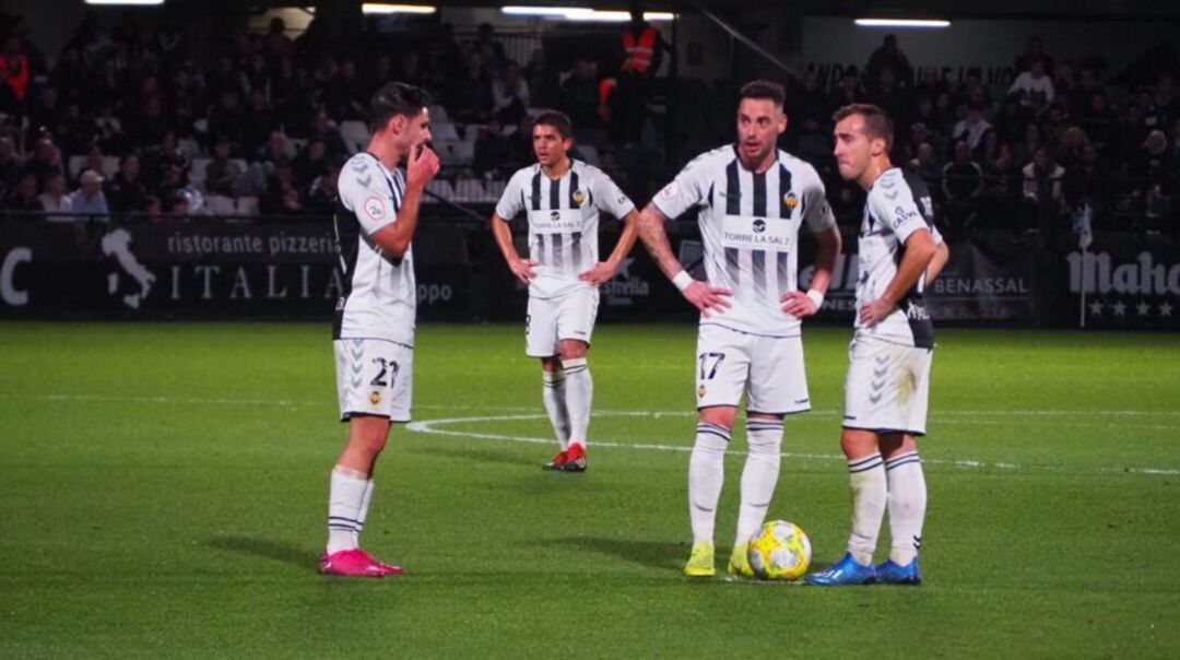 Los jugadores del C.D.Castellón durante el partido ante el Prat