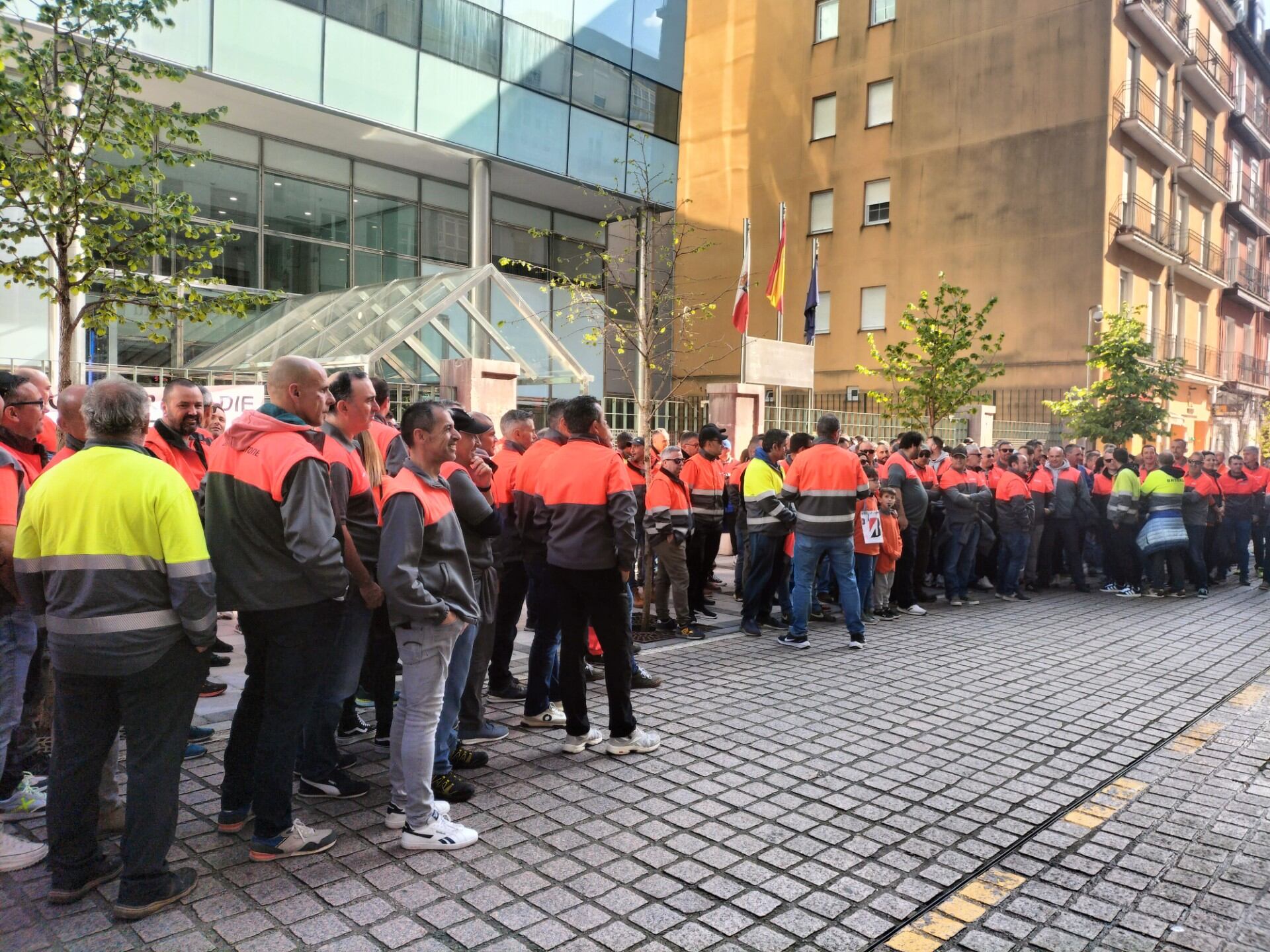 Los trabajadores de Bridgestone frente al Gobierno de Cantabria para pedir ayuda por la intención de la multinacional japonesa de despedir a 211 trabajadores de la fábrica de Puente San Miguel