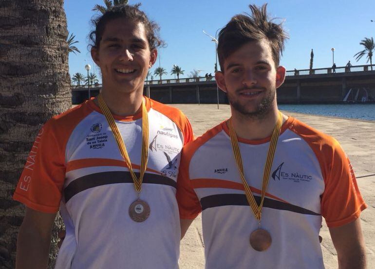 Gascón y Cardona posando con sus medallas