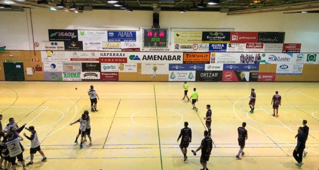 Los integrantes del BlasGón y Bodegas Ceres en la cancha guipuzcoana la pasada temporada.