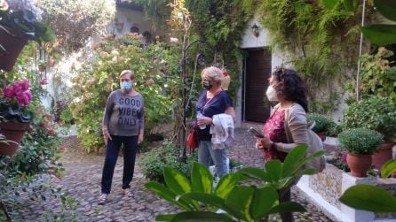 Chari, propietaria de Parras 6, enseña el patio dos visitantes