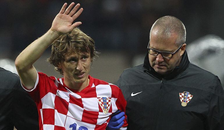 Modric abandona el terreno de juego acompañado de los médicos de la selección croata