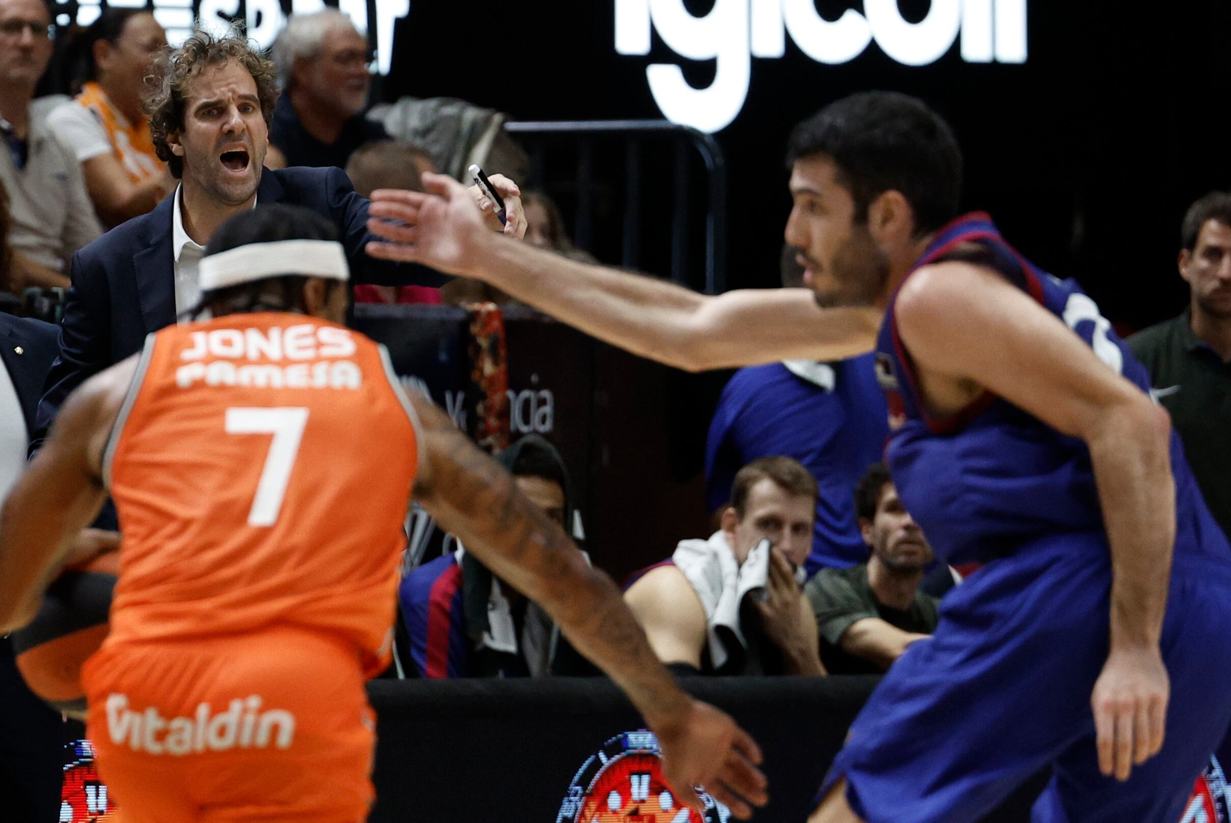 VALENCIA, 29/10/2023.- El entrenador del FC Barcelona Roger Grimau (i) da instrucciones a sus jugadores durante el partido de Liga Endesa que disputan en el Pabellón Fuente de San Luis de Valencia. EFE/ Kai Forsterling