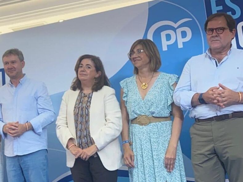 Raquel González, segunda por la derecha, con Salvador de Foronda (dcha), Sandra Moneo y Javier Lacalle (izqda))