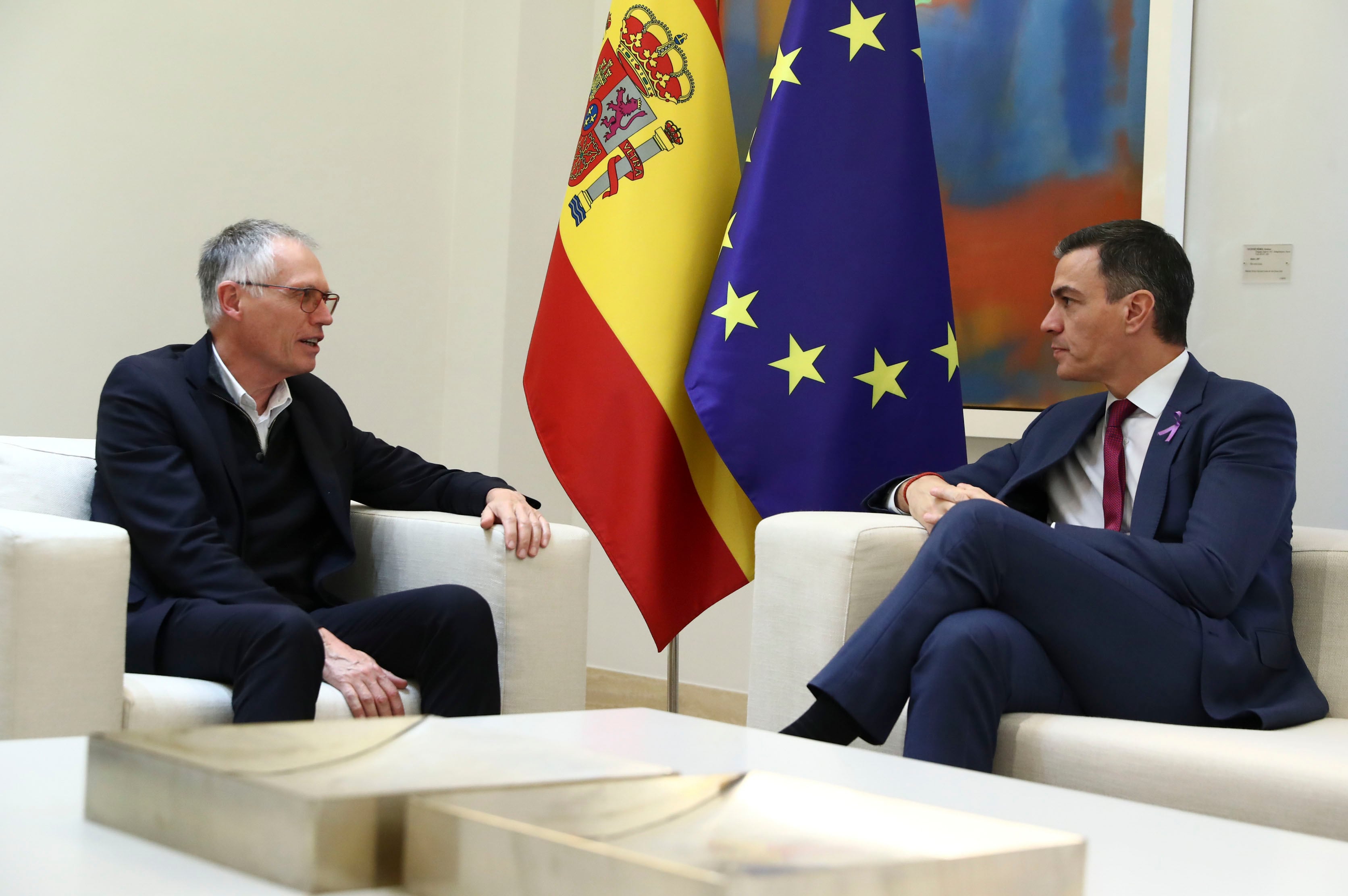 MADRID, 25/11/2024.-El presidente del Gobierno, Pedro Sánchez, ha mantenido este lunes un encuentro en el Complejo de la Moncloa, con el consejero delegado de Stellantis, Carlos Tavares, para abordar los retos del sector del automóvil, el impulso al vehículo electrificado y los planes de inversión del grupo.- EFE/Pool Moncloa/Fernando Calvo***SOLO USO EDITORIAL/SOLO DISPONIBLE PARA ILUSTRAR LA NOTICIA QUE ACOMPAÑA (CRÉDITO OBLIGATORIO)***
