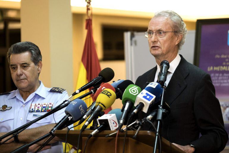 GRA348. TELDE (Canarias). 25/10/2015.- El Ministro de Defensa, Pedro Morenés, durante la rueda de prensa que ha ofrecido esta tarde en la Base Aerea de Gando, para comentar los trabajos de busqueda que se están realizando, tras la desaparición del helicóptero del ejército del aire que cayó al mar el pasado jueves a 74 kilómetros del Sahara. EFE/Ángel Medina G.