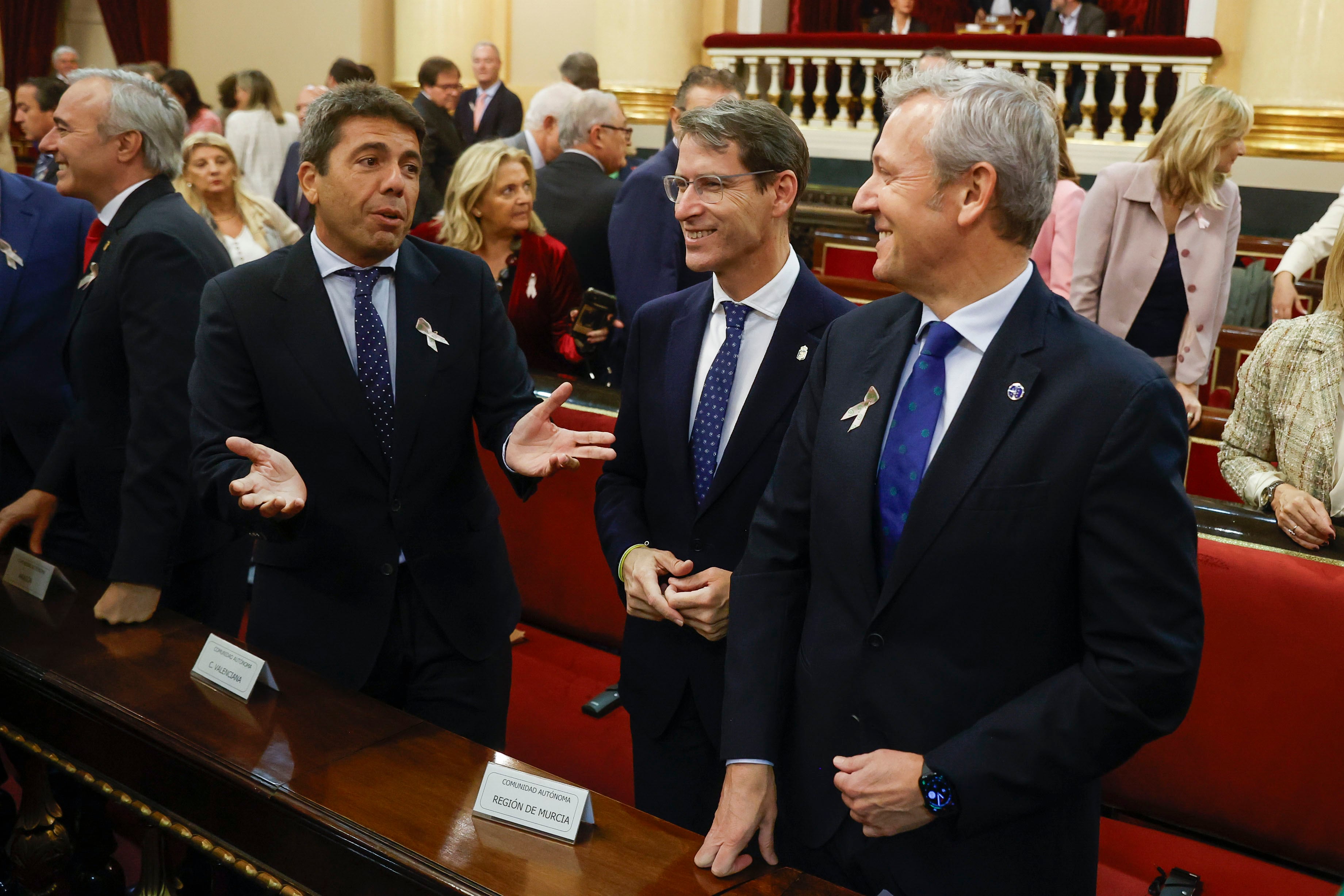 MADRID, 19/10/2023.- Los presidentes de Valencia, Carlos Mazón (i); La Rioja, Gonzalo Capellán (c) y  Galicia, Alfonso Rueda (d), durante la Comisión General de las Comunidades Autónomas que se celebra en el Senado, este jueves. EFE/Juan Carlos Hidalgo
