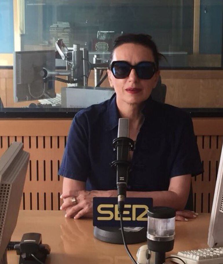 La cantante Luz Casal en los estudios de Cadena SER Málaga.