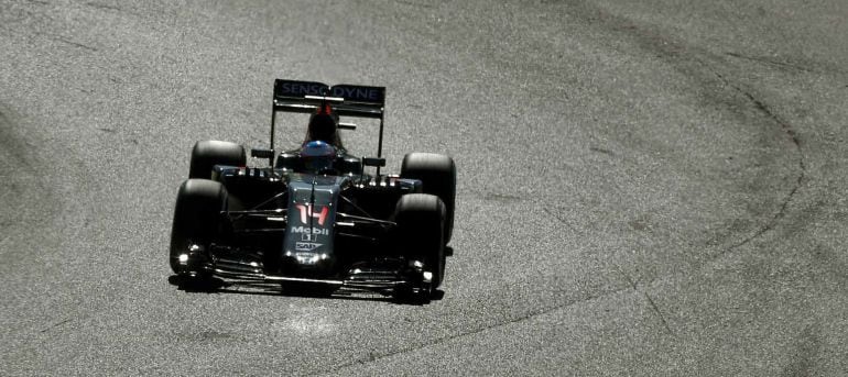 Fernando Alonso circuilando por el asfalto del circuito de Montmeló