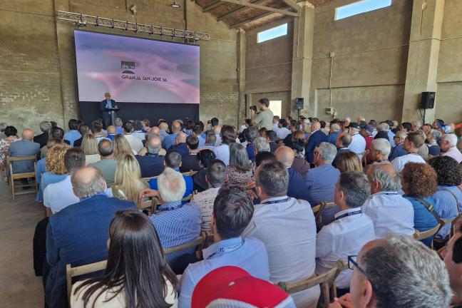 Momento de la celebración del 75 aniversario de Granja San José en Tamarite, con el consejero de agricultura y ganadería, Javier Rincón