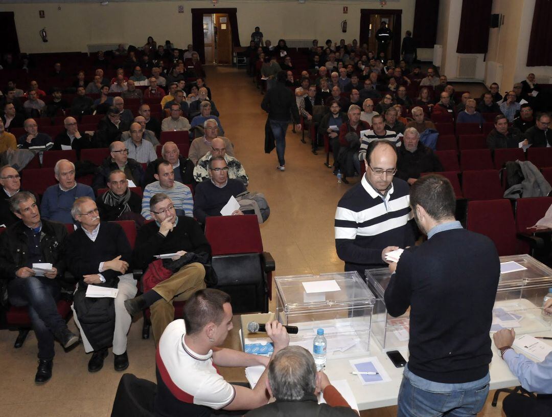 Momento de la votación en la Asamblea Extraordinaria de socios de la Segoviana 