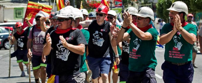 Los setenta mineros de Teruel que iniciaron el 22 de junio la &#039;marcha negra&#039; llegan a la localidad madrileña de Alcobendas entre aplausos.